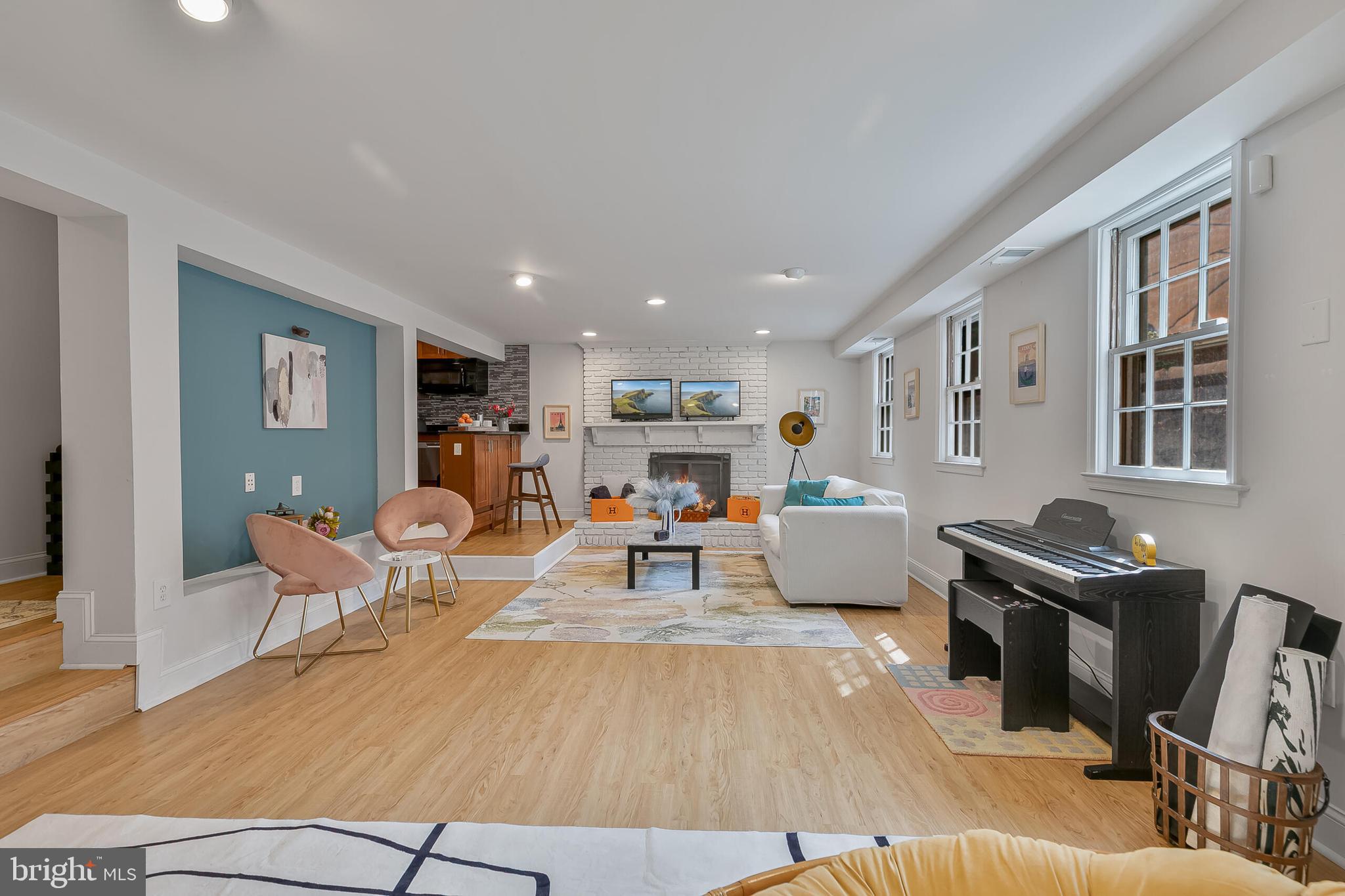 1340 N LYNNBROOK DRIVE