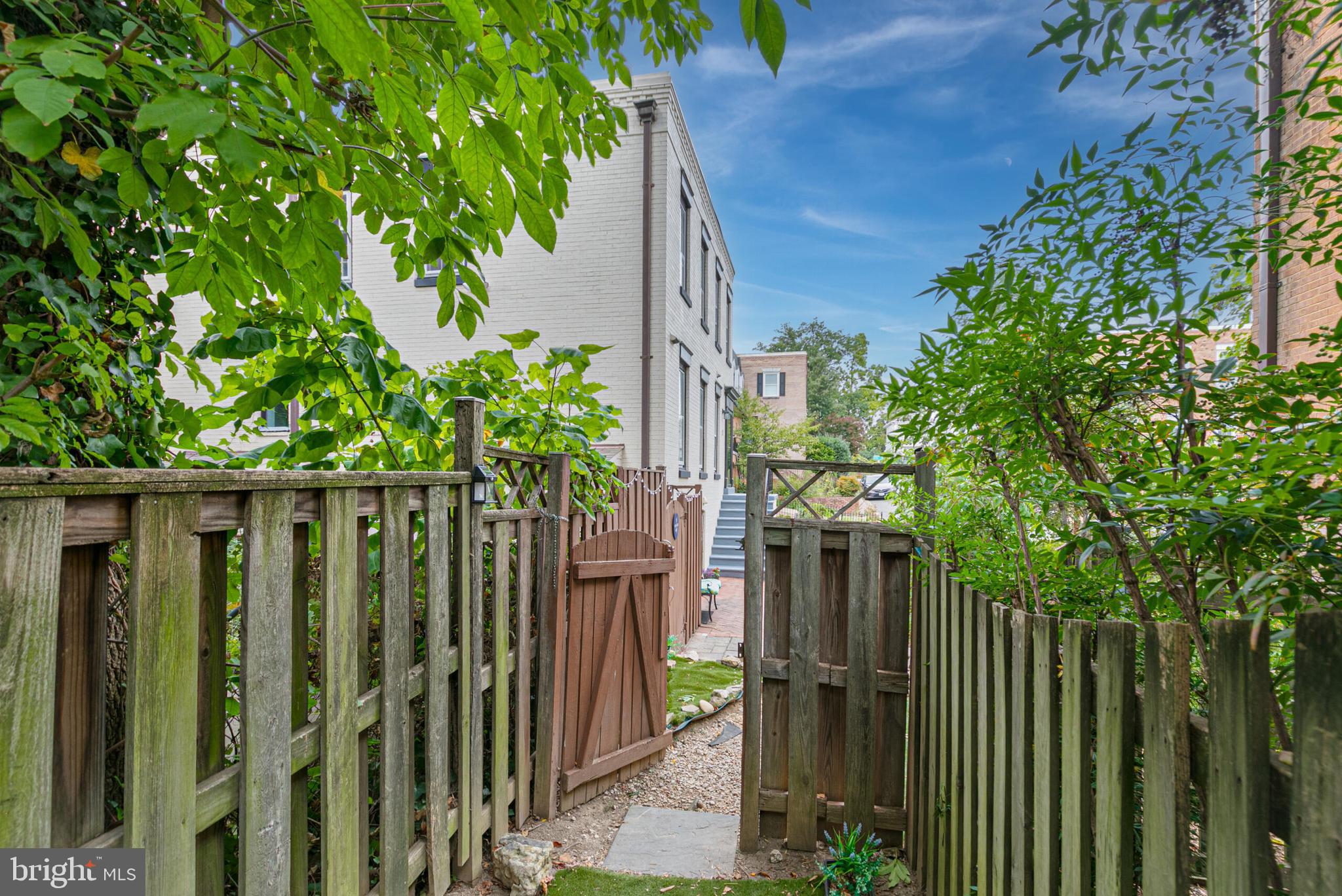 1340 N LYNNBROOK DRIVE