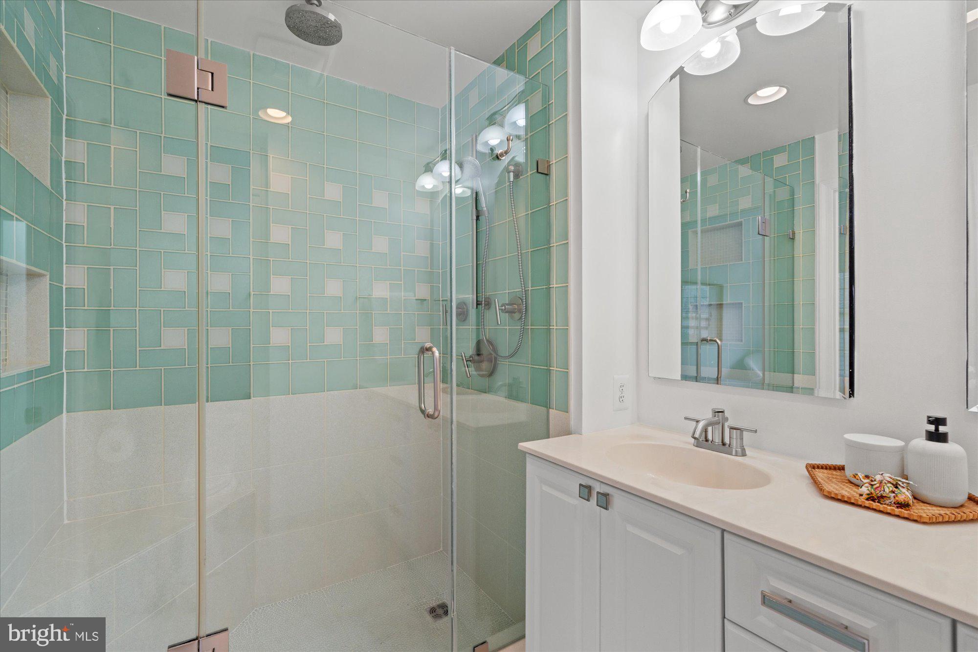 1714 KINGSGATE COURT 302