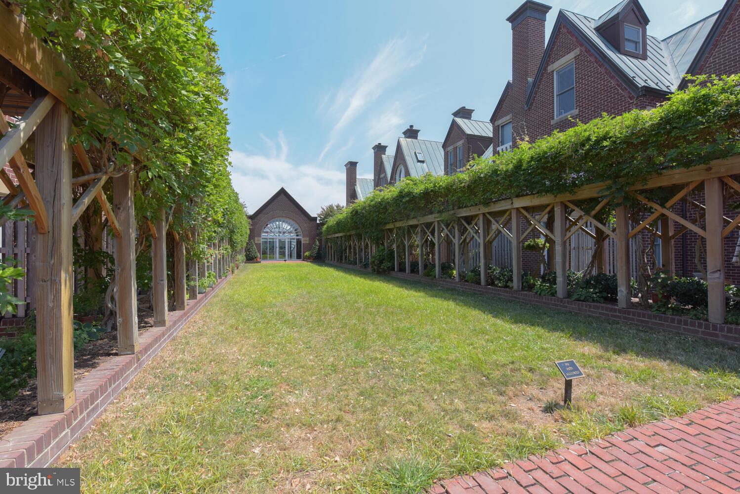 115 N LEE STREET BH208