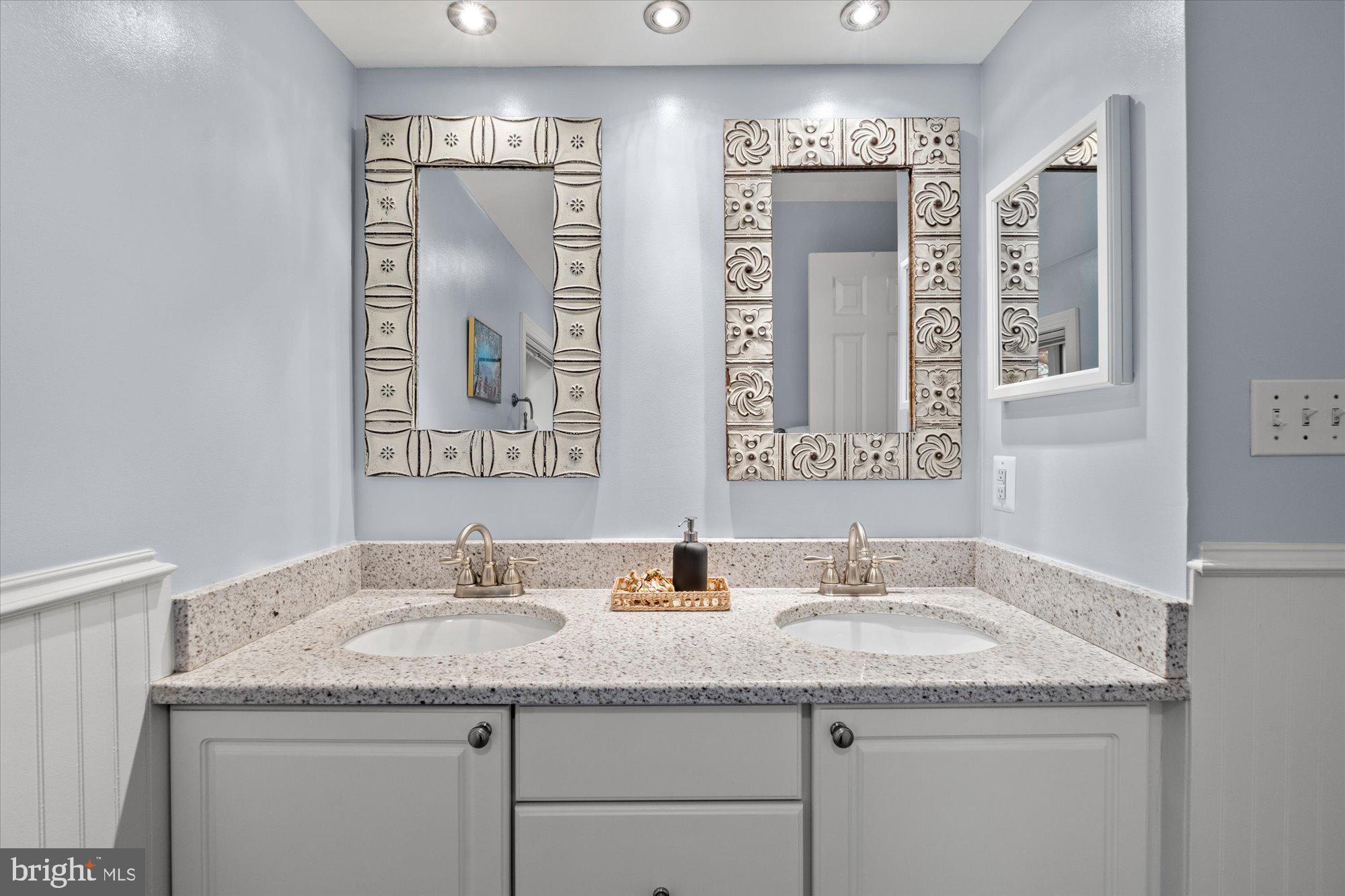 100 W MOUNT IDA AVENUE