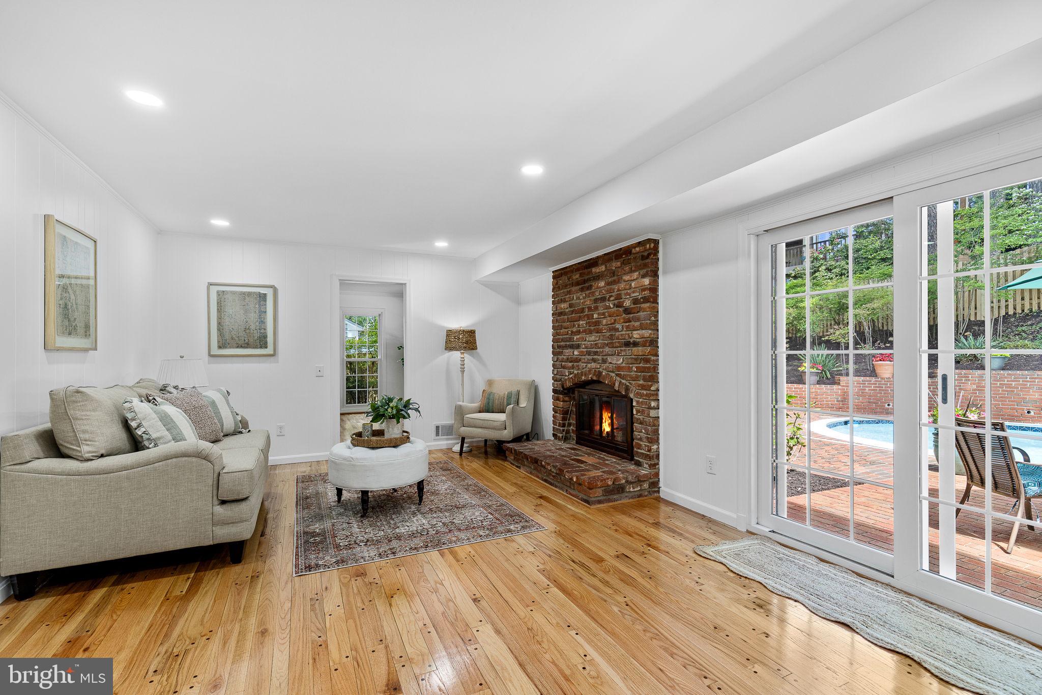 3955 FORT WORTH AVENUE