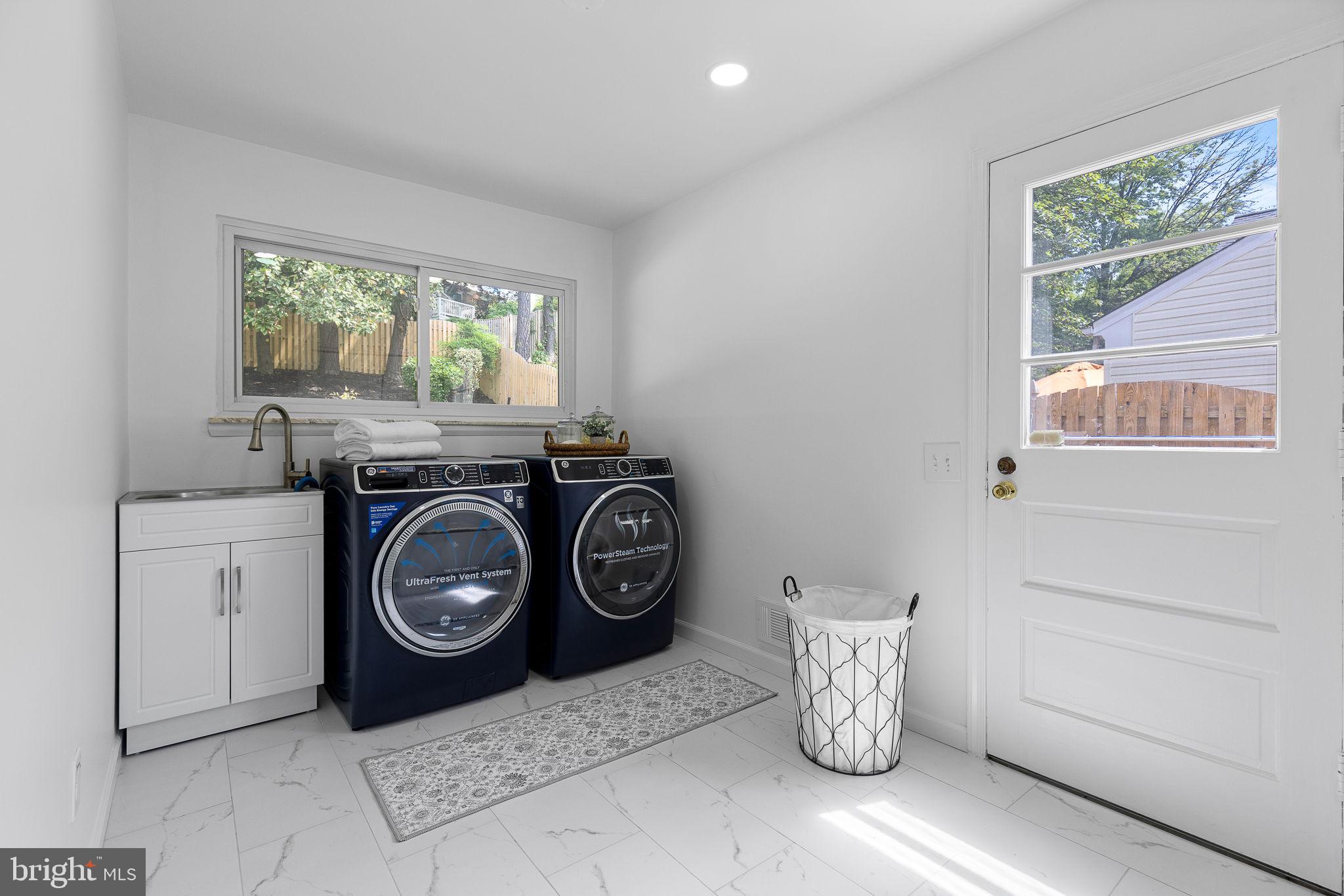 3955 FORT WORTH AVENUE