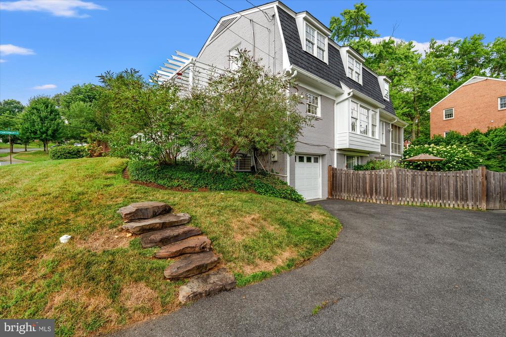 501 CANTERBURY LANE