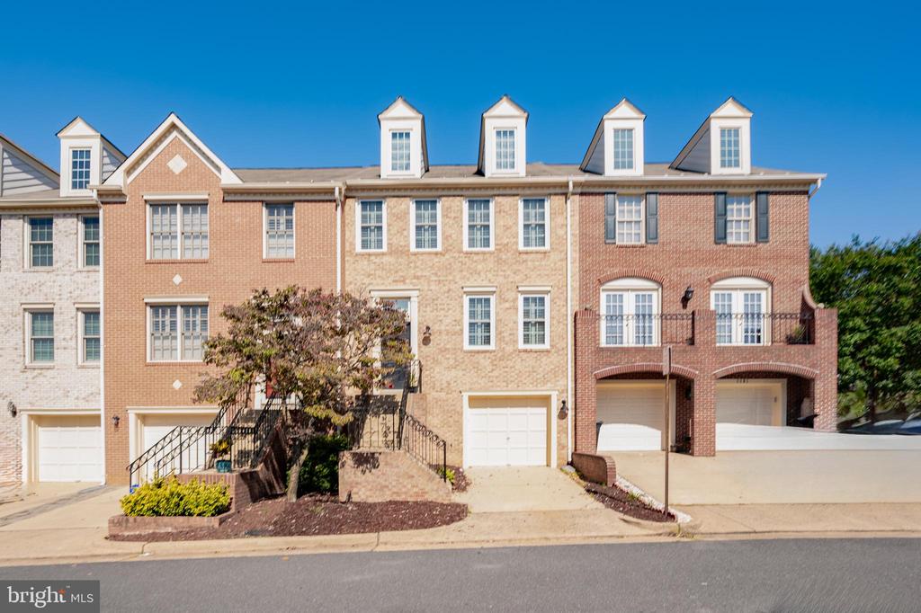 1103 QUAKER HILL COURT
