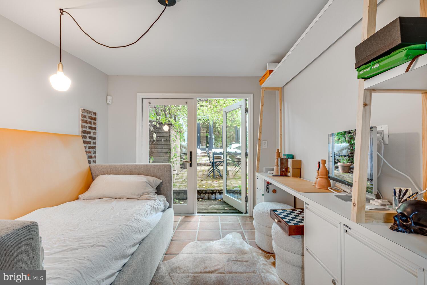 1323 PENDLETON STREET