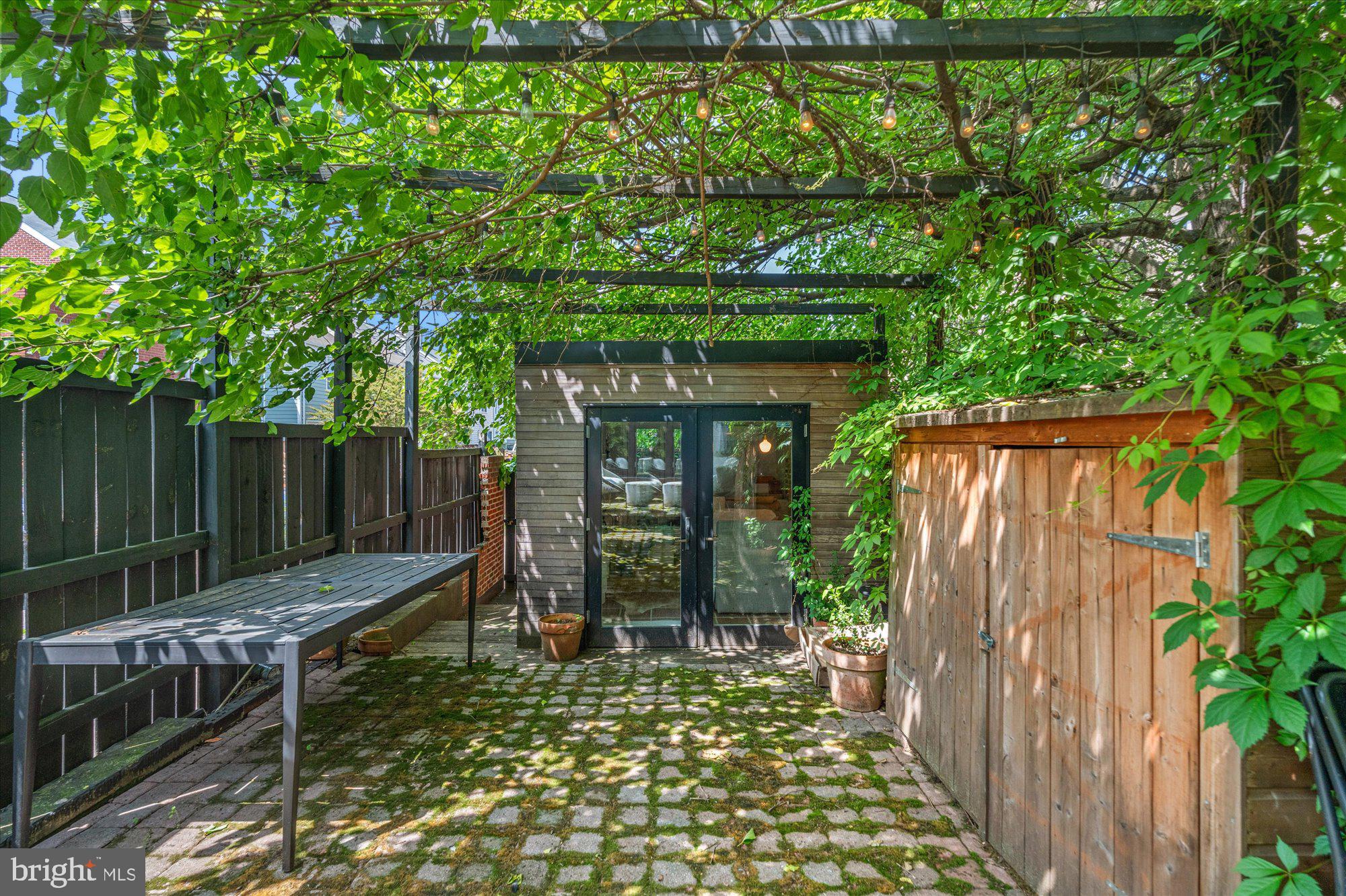 1323 PENDLETON STREET