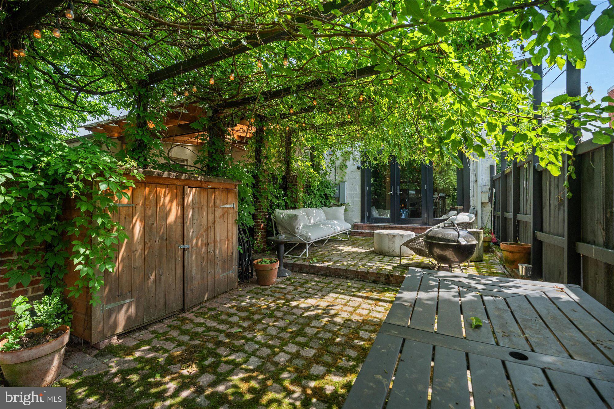 1323 PENDLETON STREET