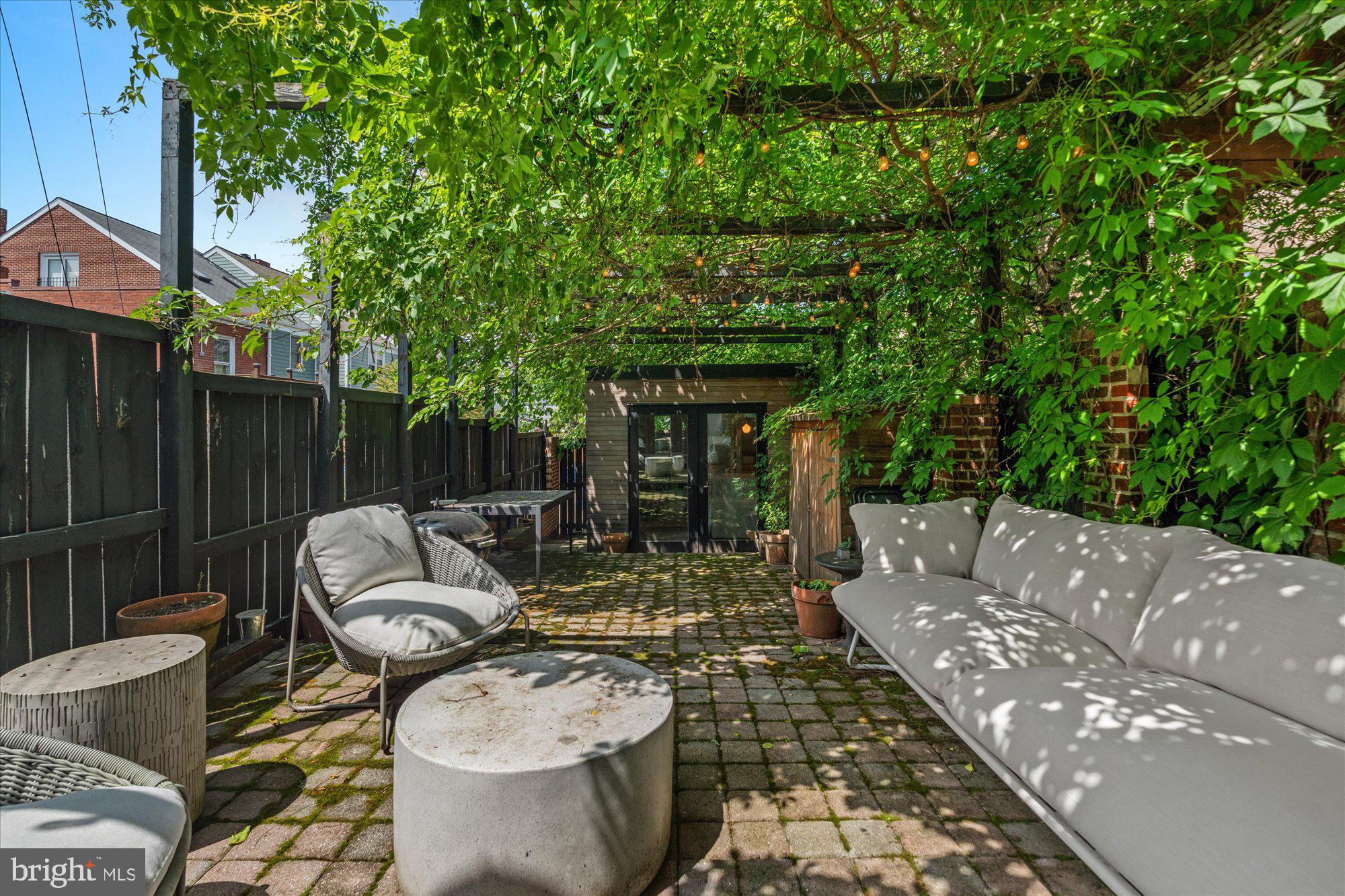 1323 PENDLETON STREET