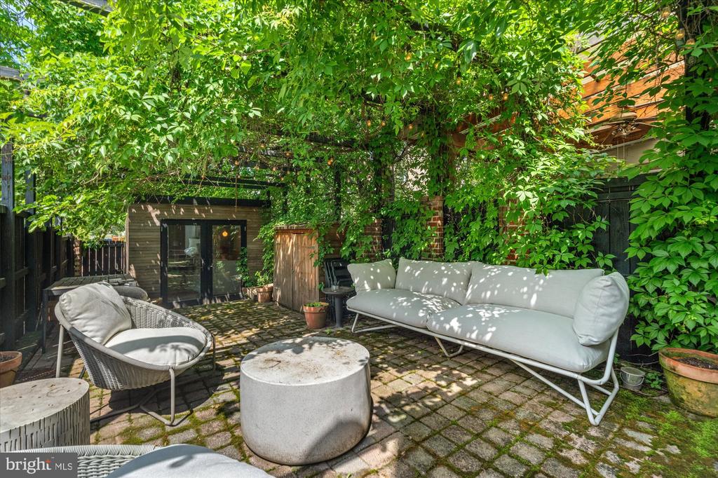 1323 PENDLETON STREET