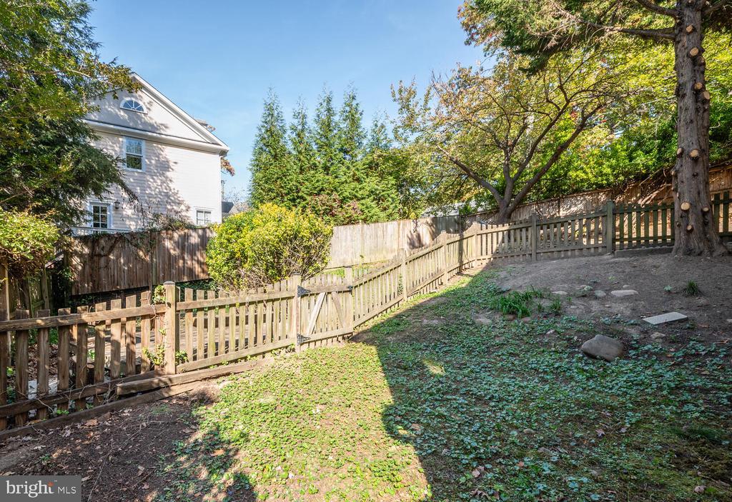 201 MACARTHUR ROAD
