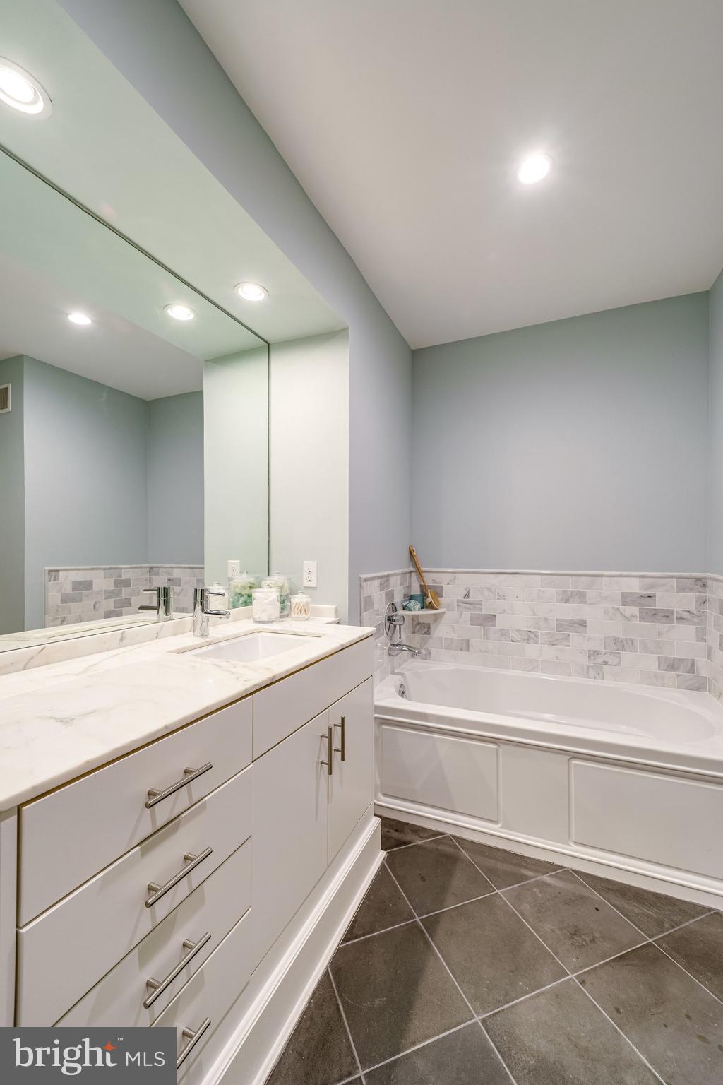 910 POWHATAN STREET 205S