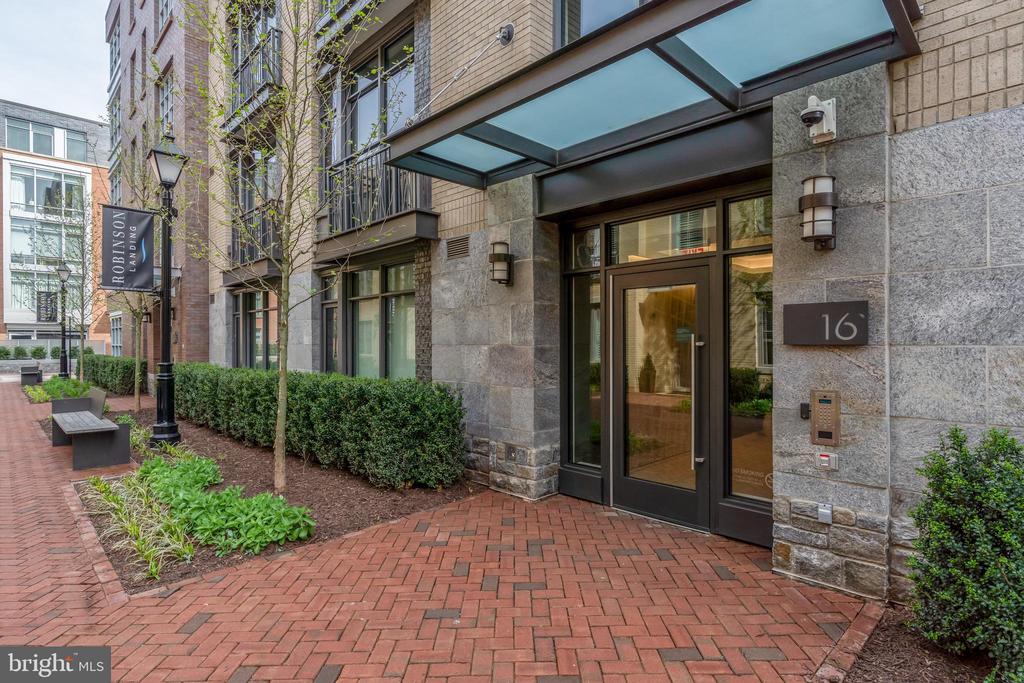16 BAKERS WALK 304