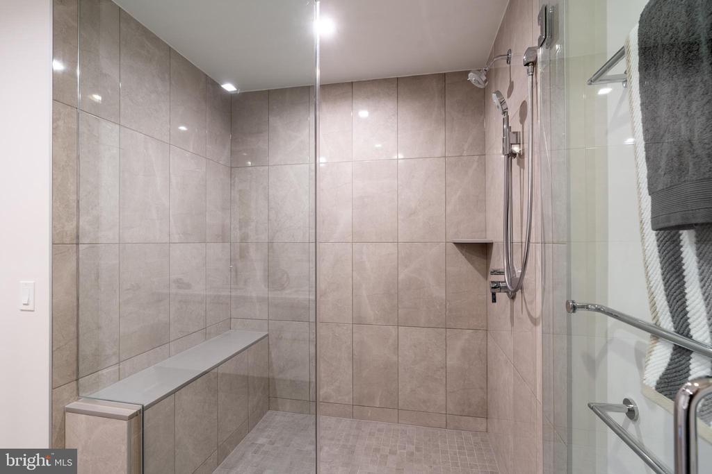 16 BAKERS WALK 304