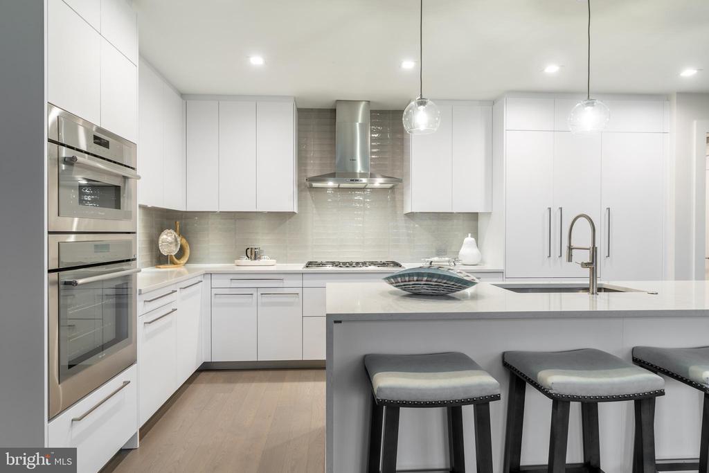 16 BAKERS WALK 304