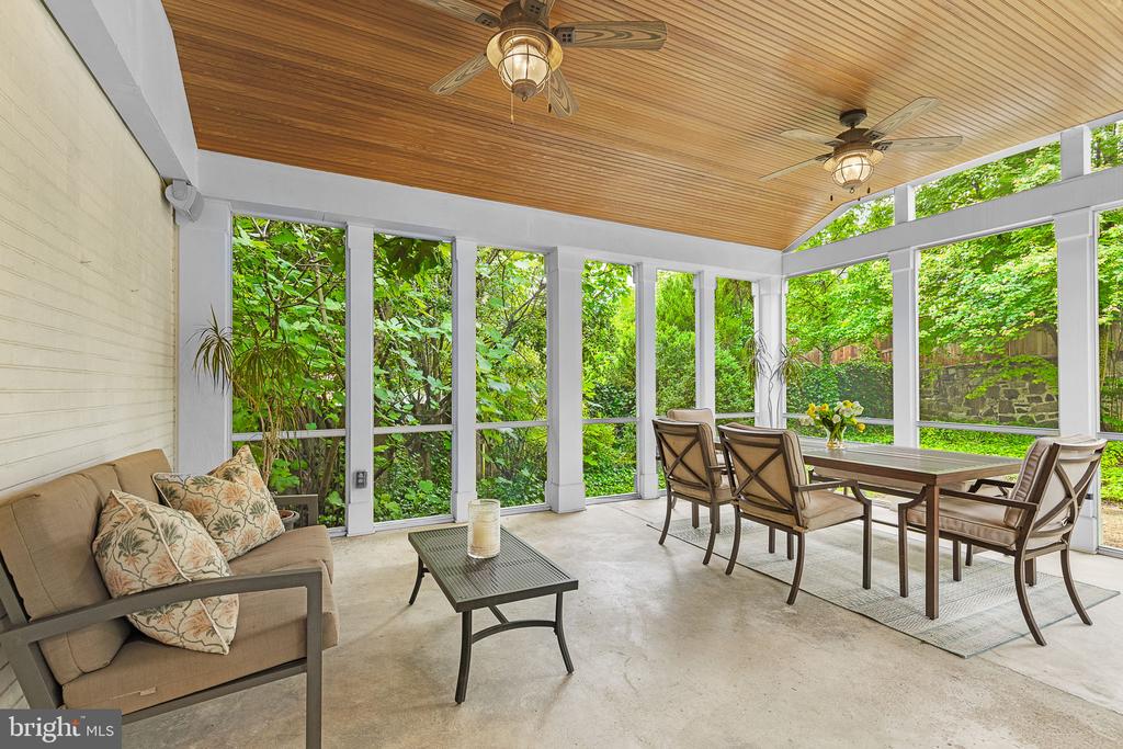 404 CROWN VIEW DRIVE