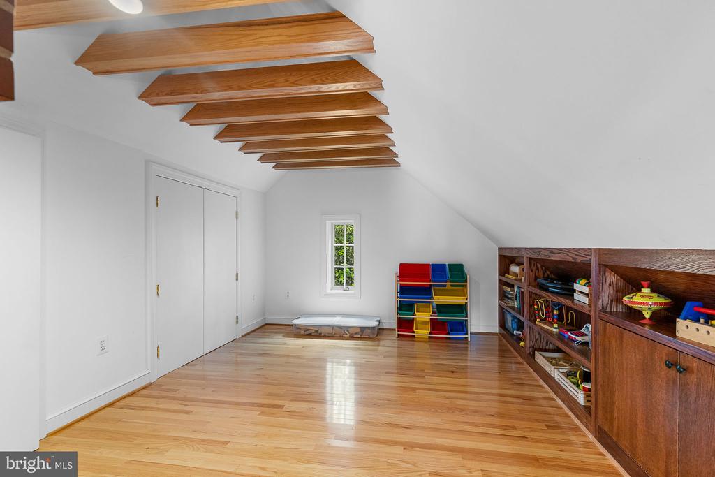 404 CROWN VIEW DRIVE