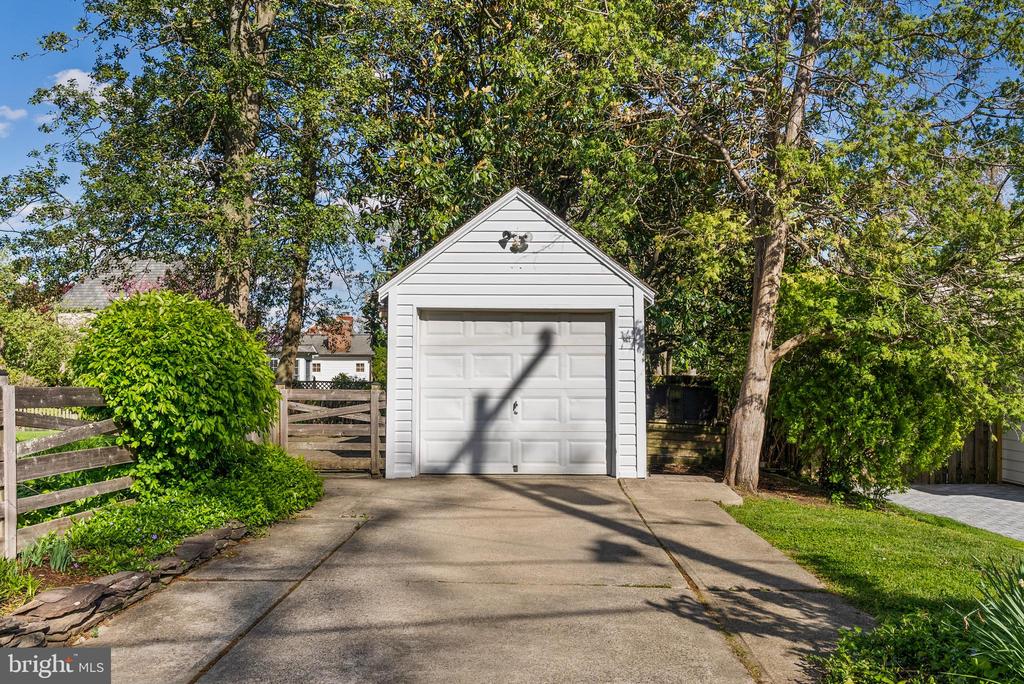 1004 JANNEYS LANE