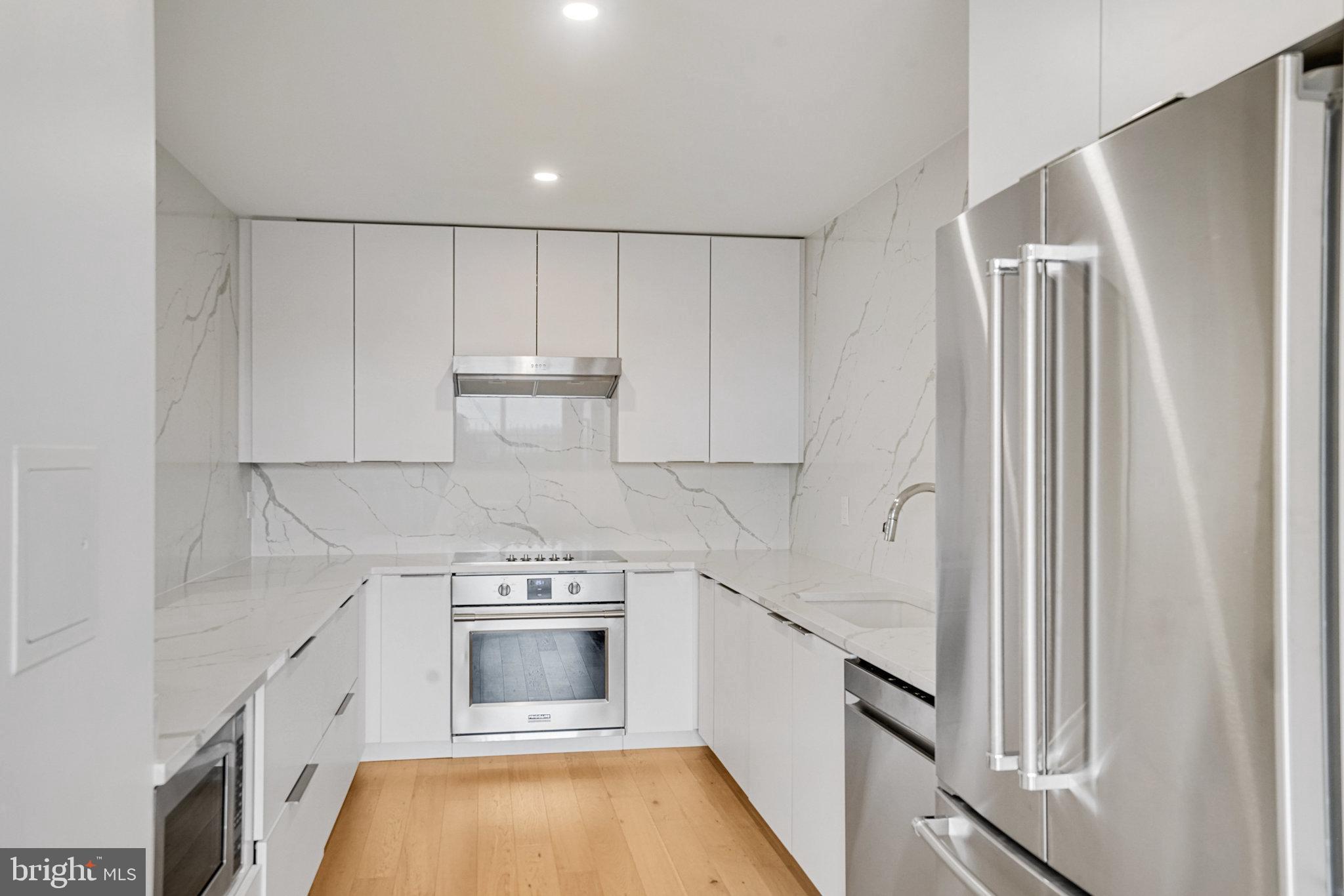 501 SLATERS LANE 1016