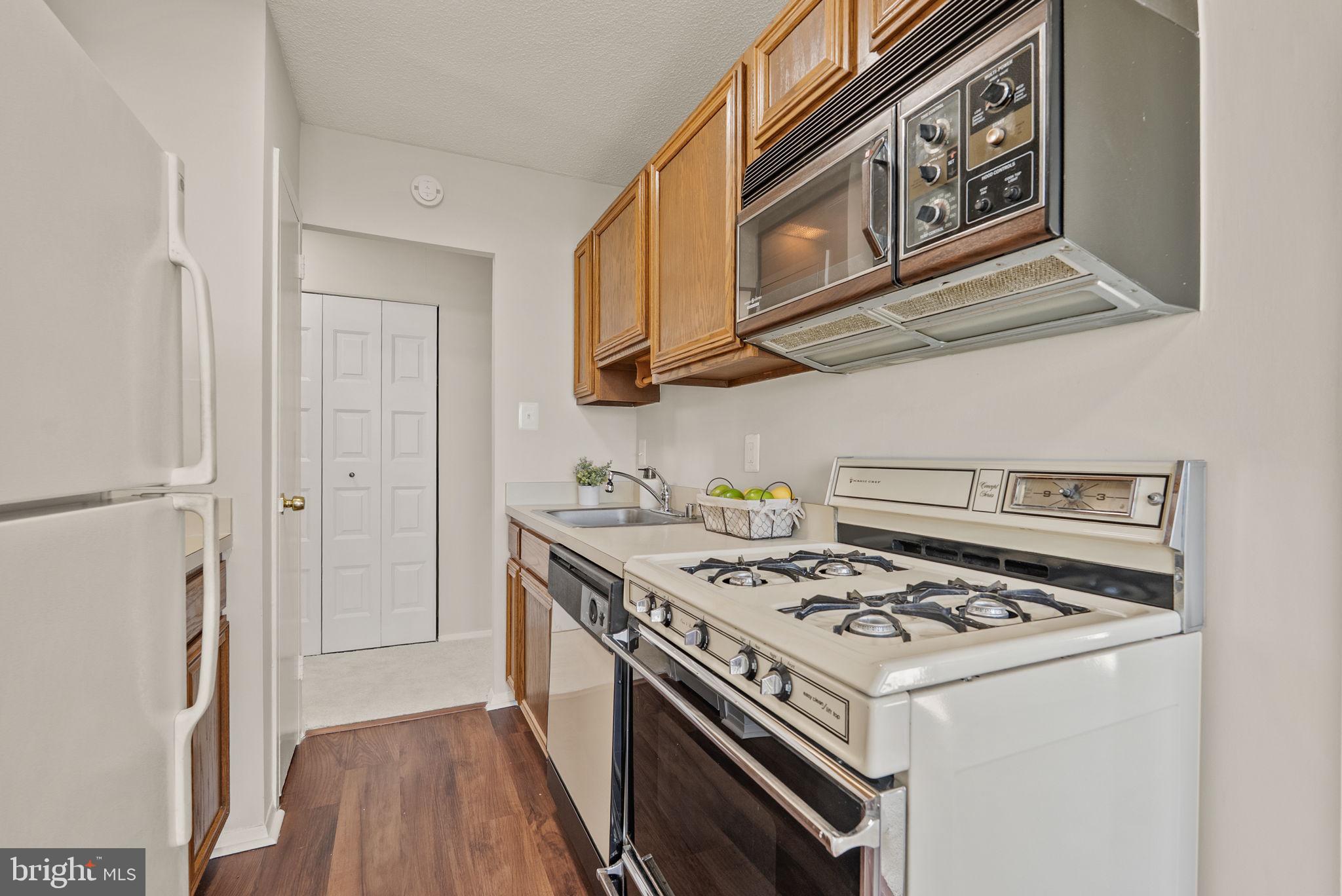 501 SLATERS LANE 1016