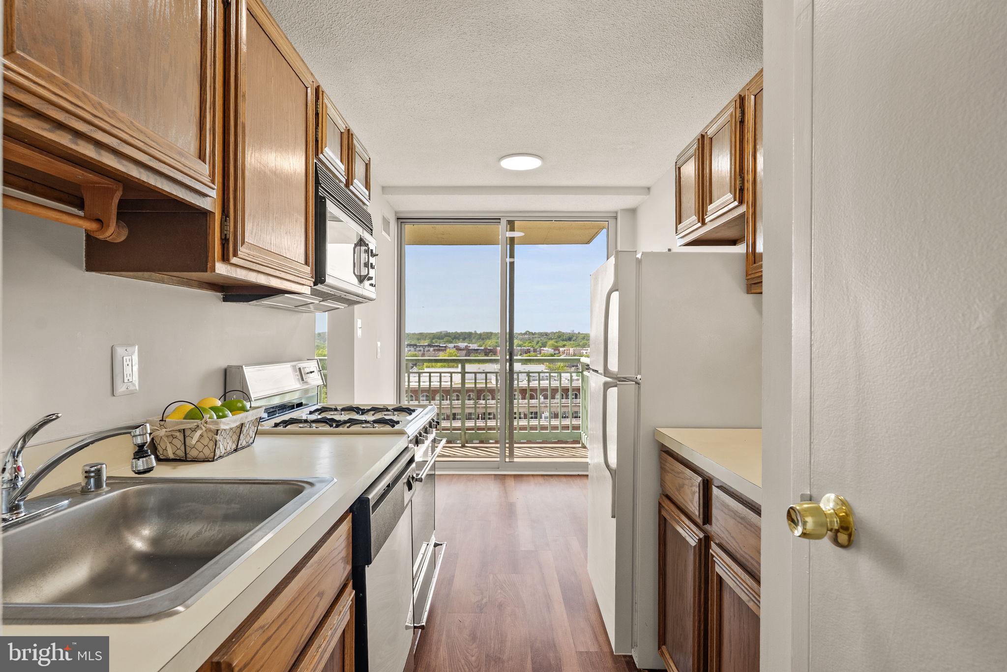 501 SLATERS LANE 1016