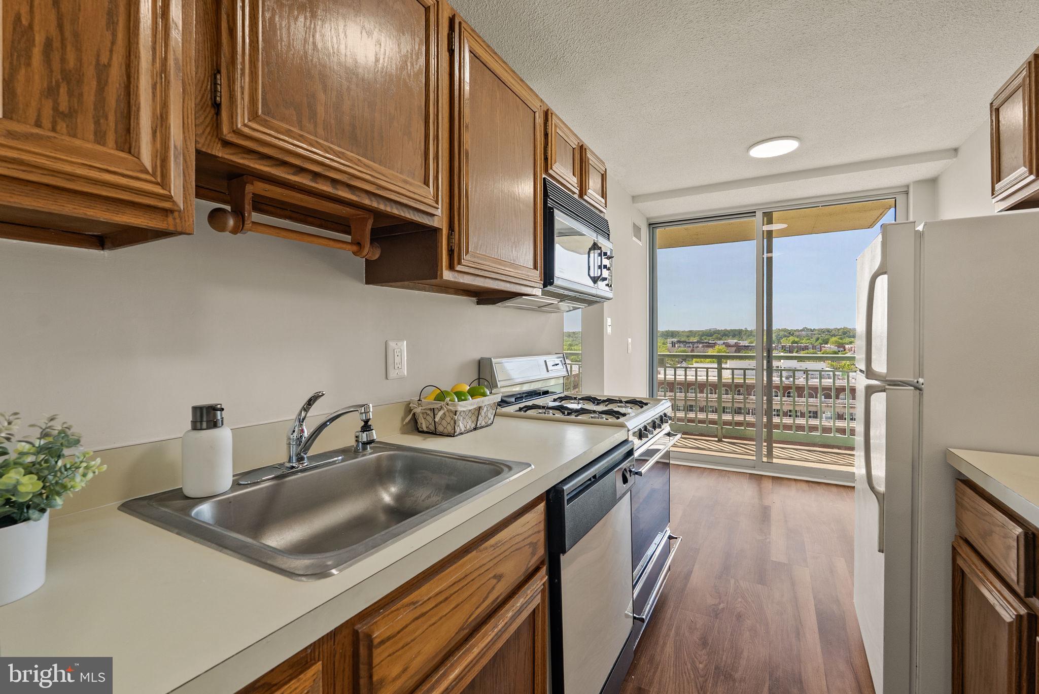 501 SLATERS LANE 1016