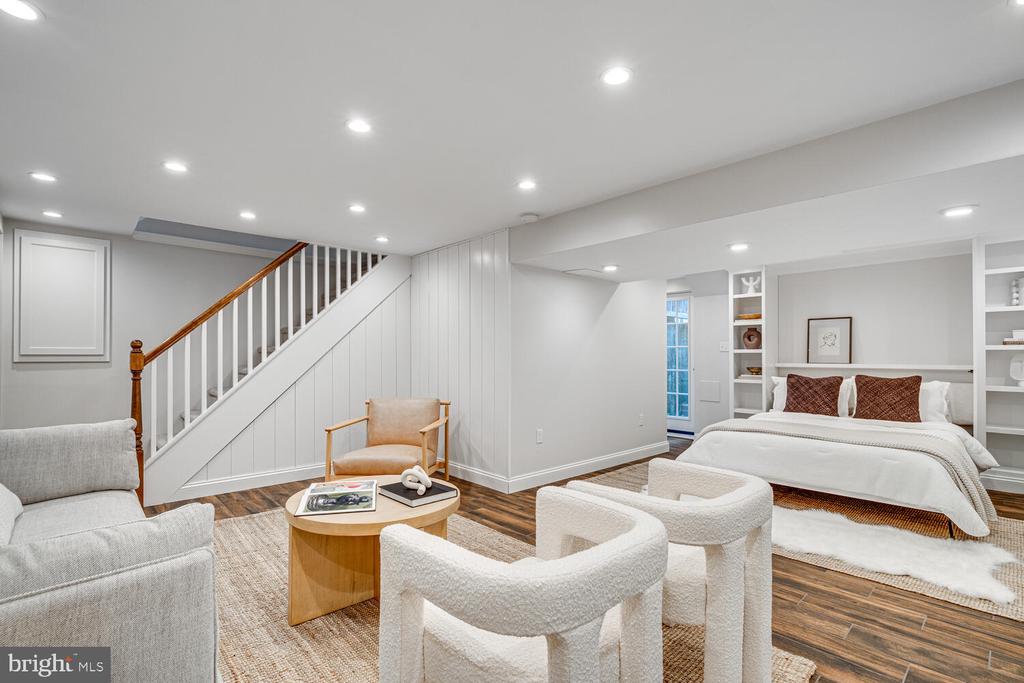 704 GRAND VIEW DRIVE