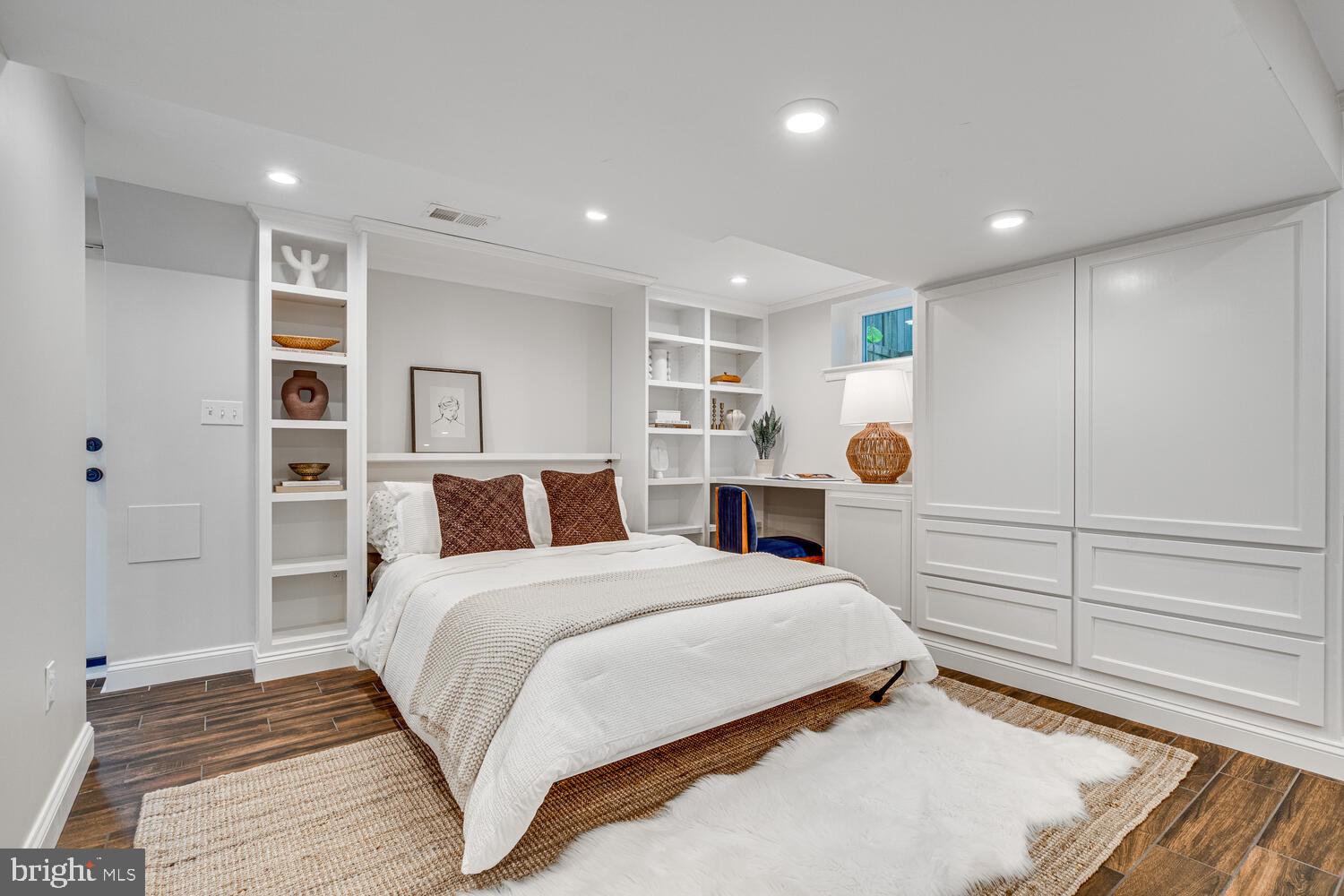 704 GRAND VIEW DRIVE