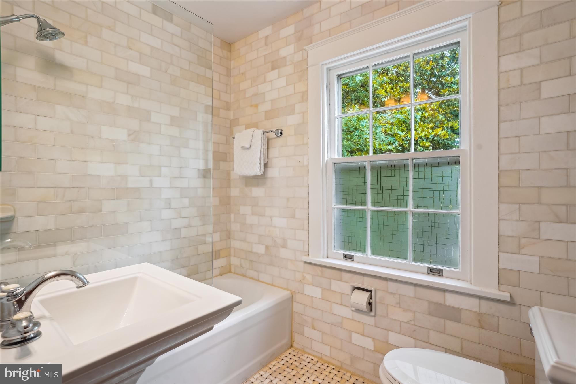 402 W MASONIC VIEW AVENUE