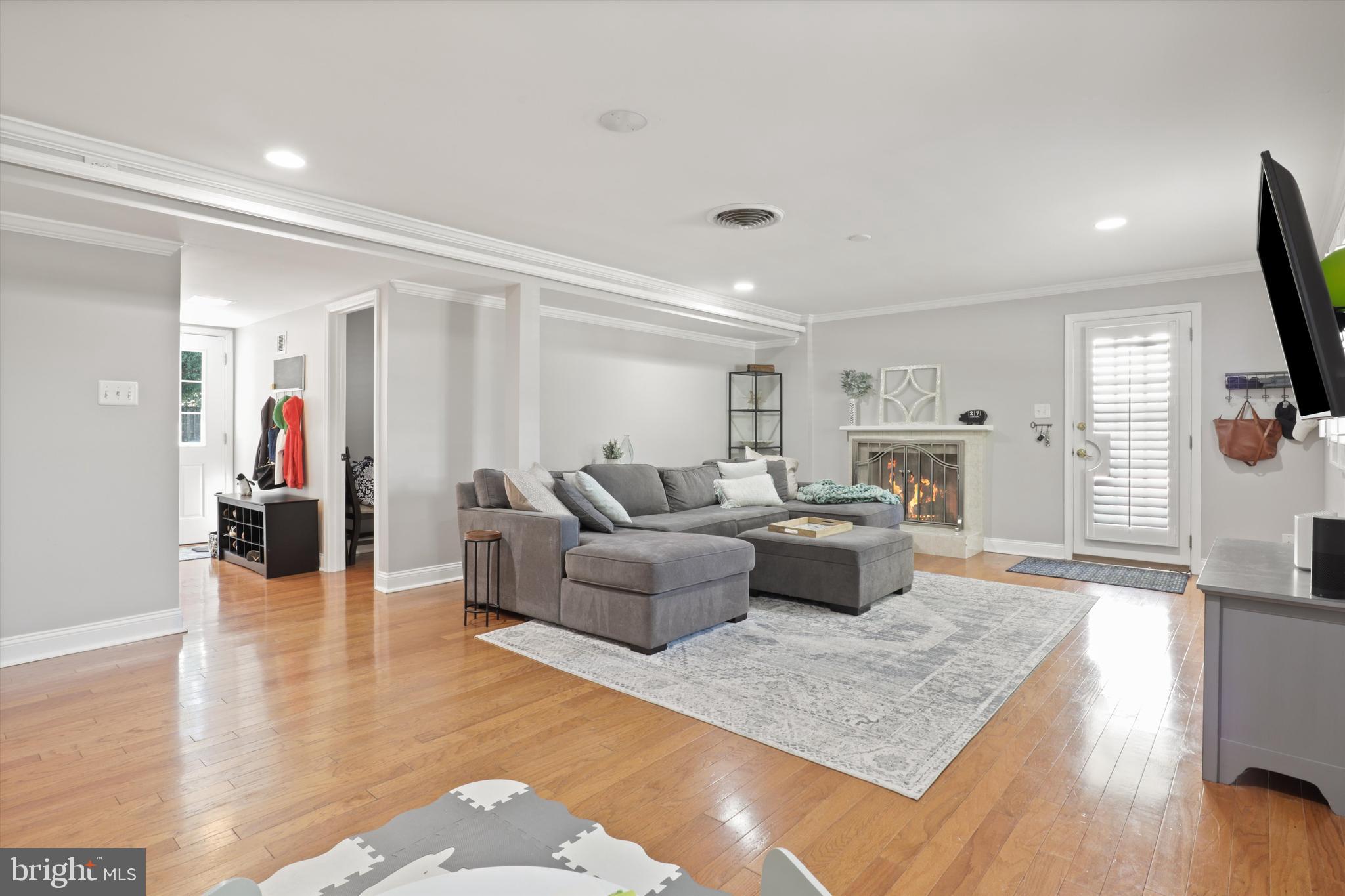 4534 LA SALLE AVENUE