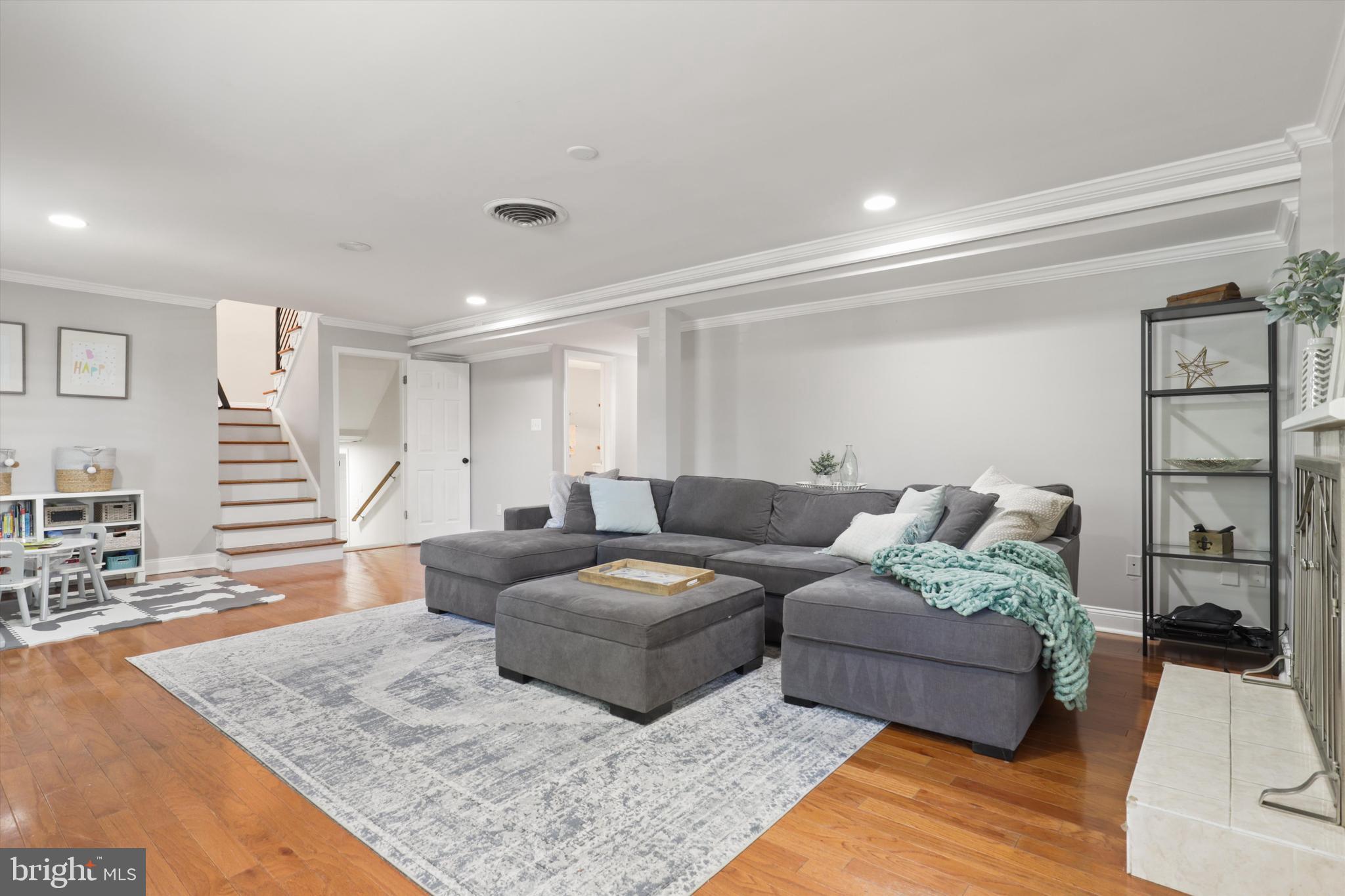 4534 LA SALLE AVENUE