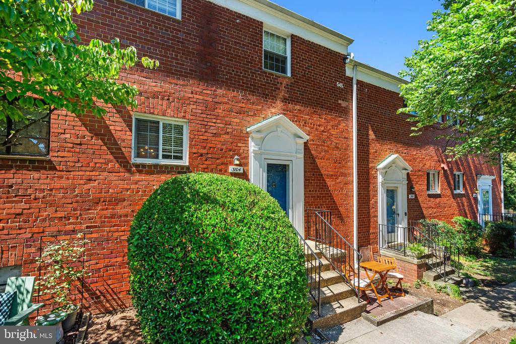 3704 LYONS LANE