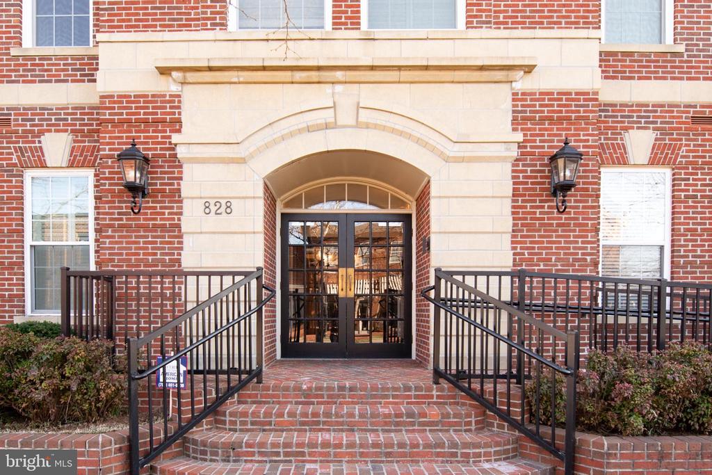 828 SLATERS LANE 107