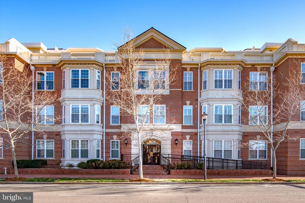 828 SLATERS LANE 107
