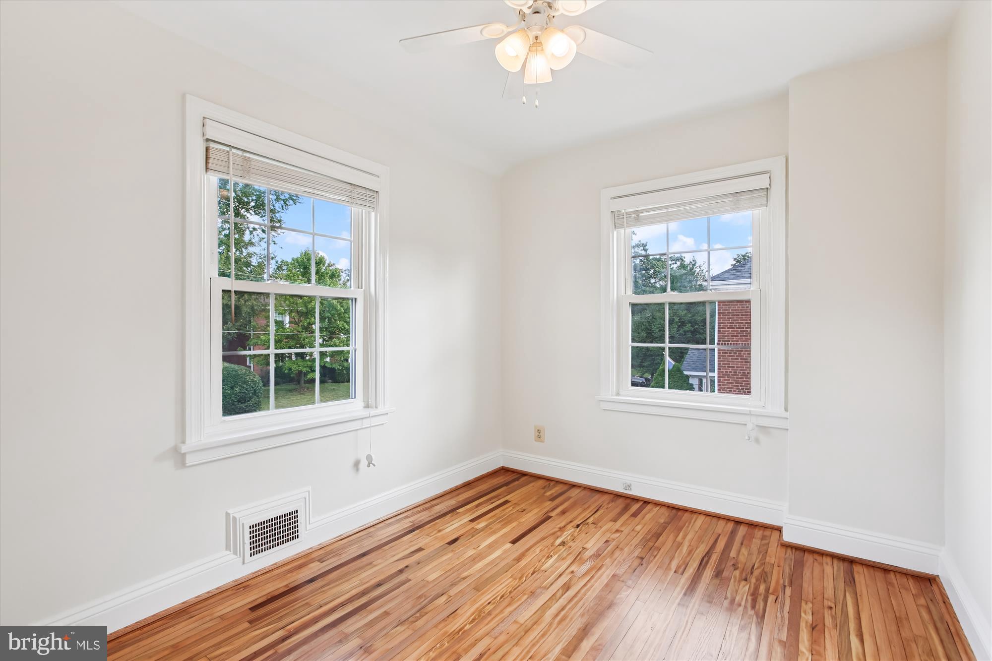 516 W WINDSOR AVENUE