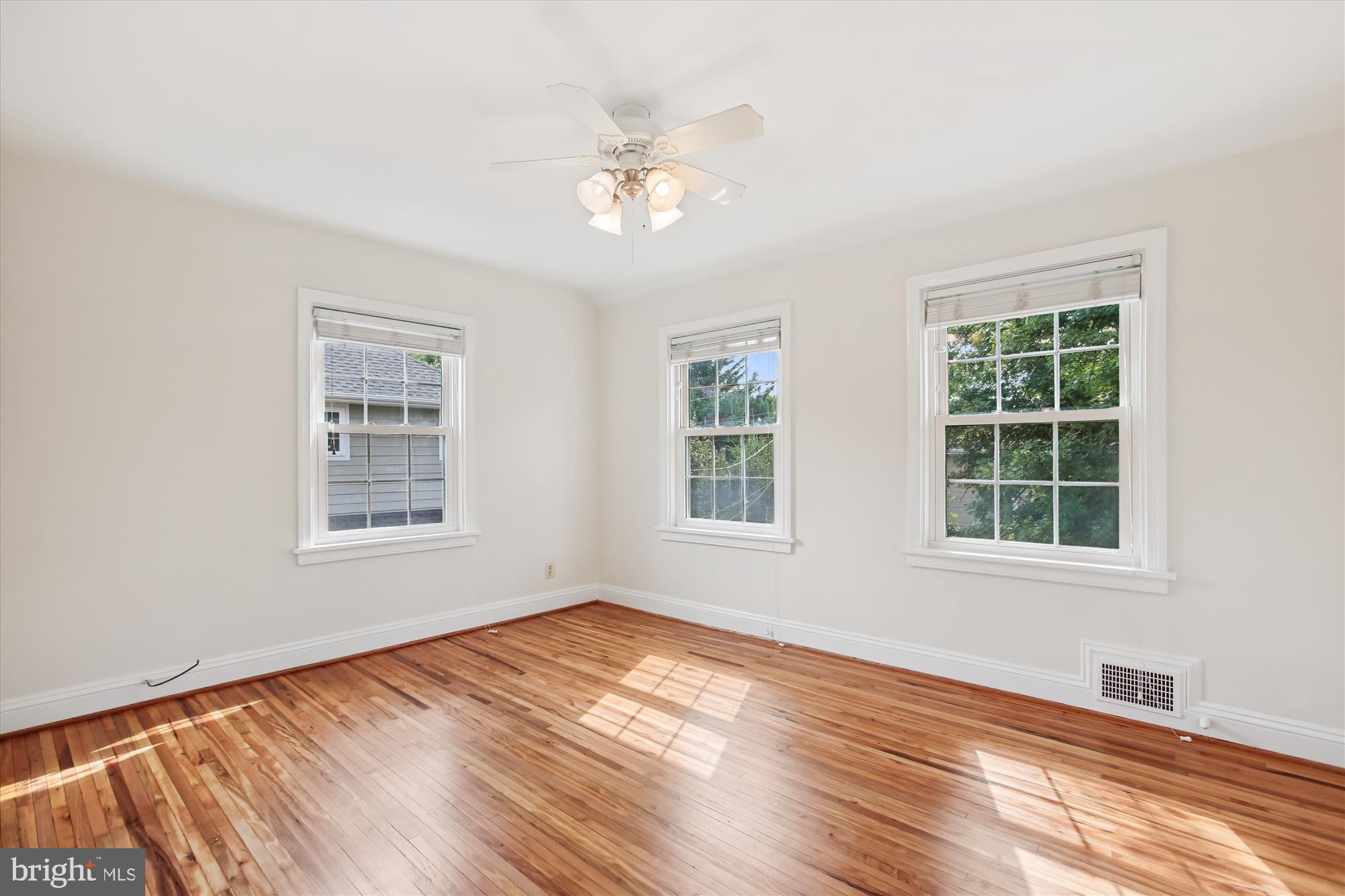 516 W WINDSOR AVENUE