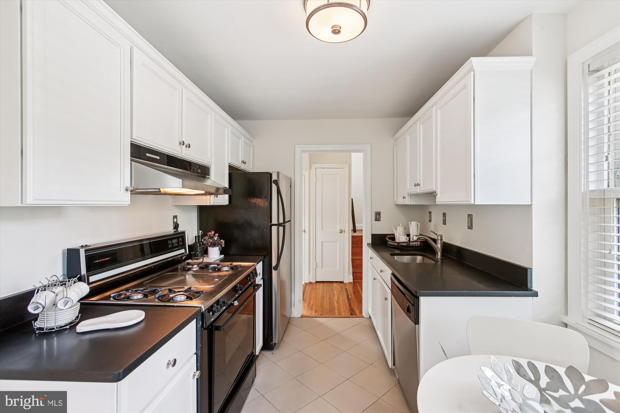 516 W WINDSOR AVENUE