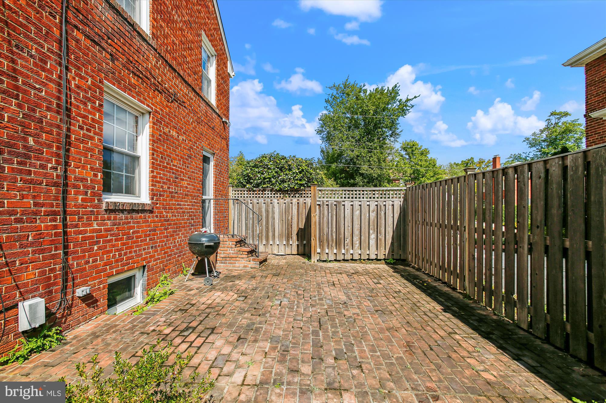 516 W WINDSOR AVENUE