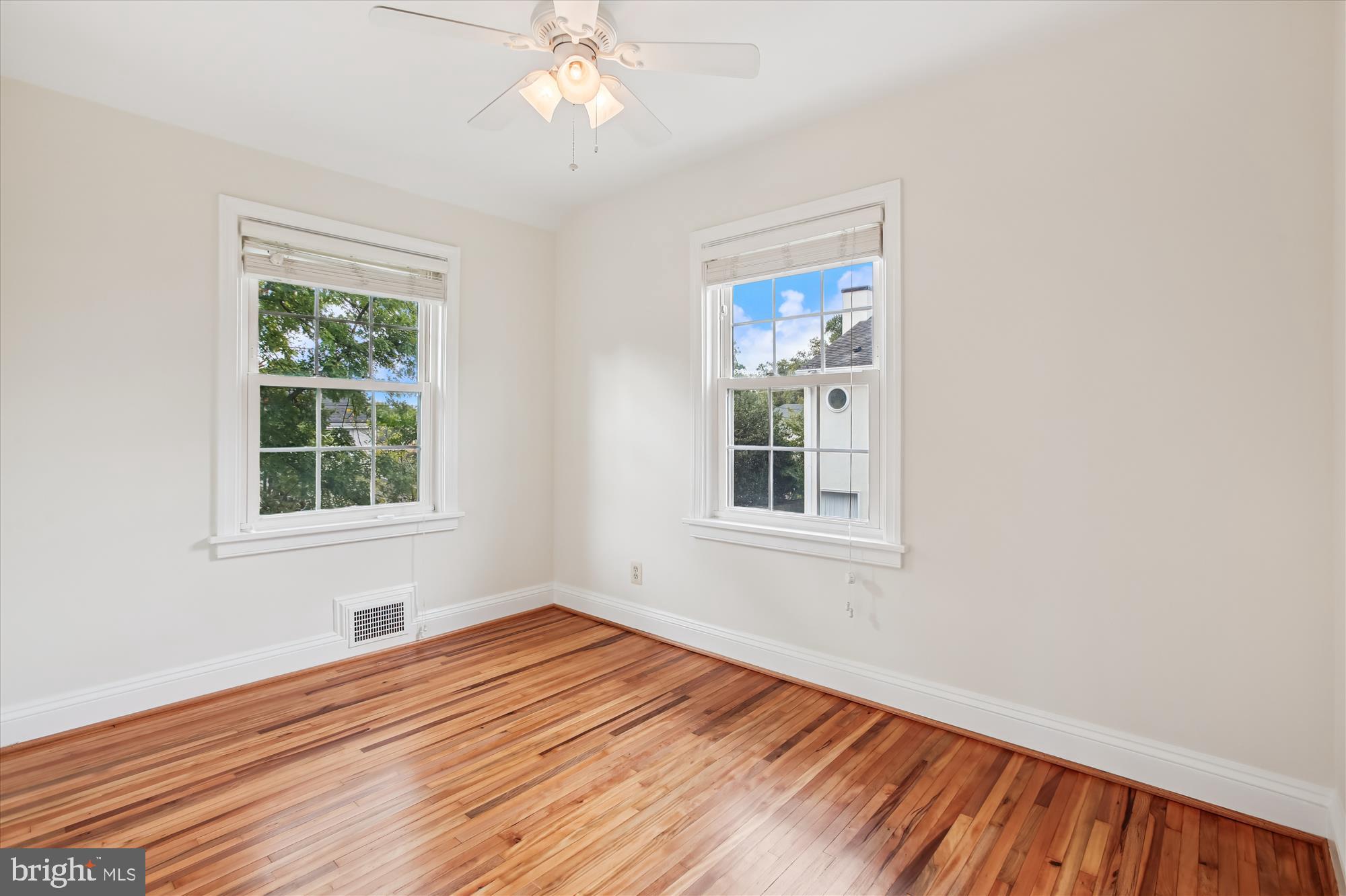 516 W WINDSOR AVENUE