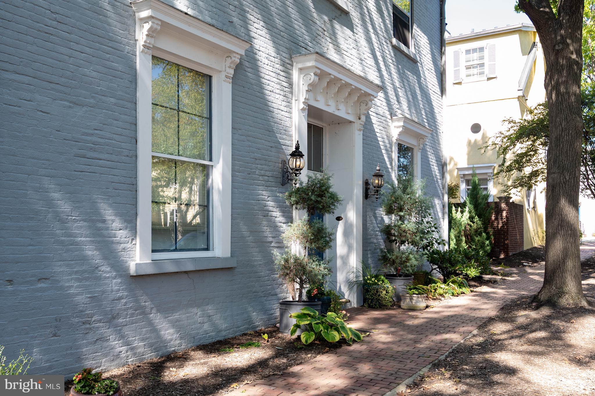 411 S COLUMBUS STREET 8