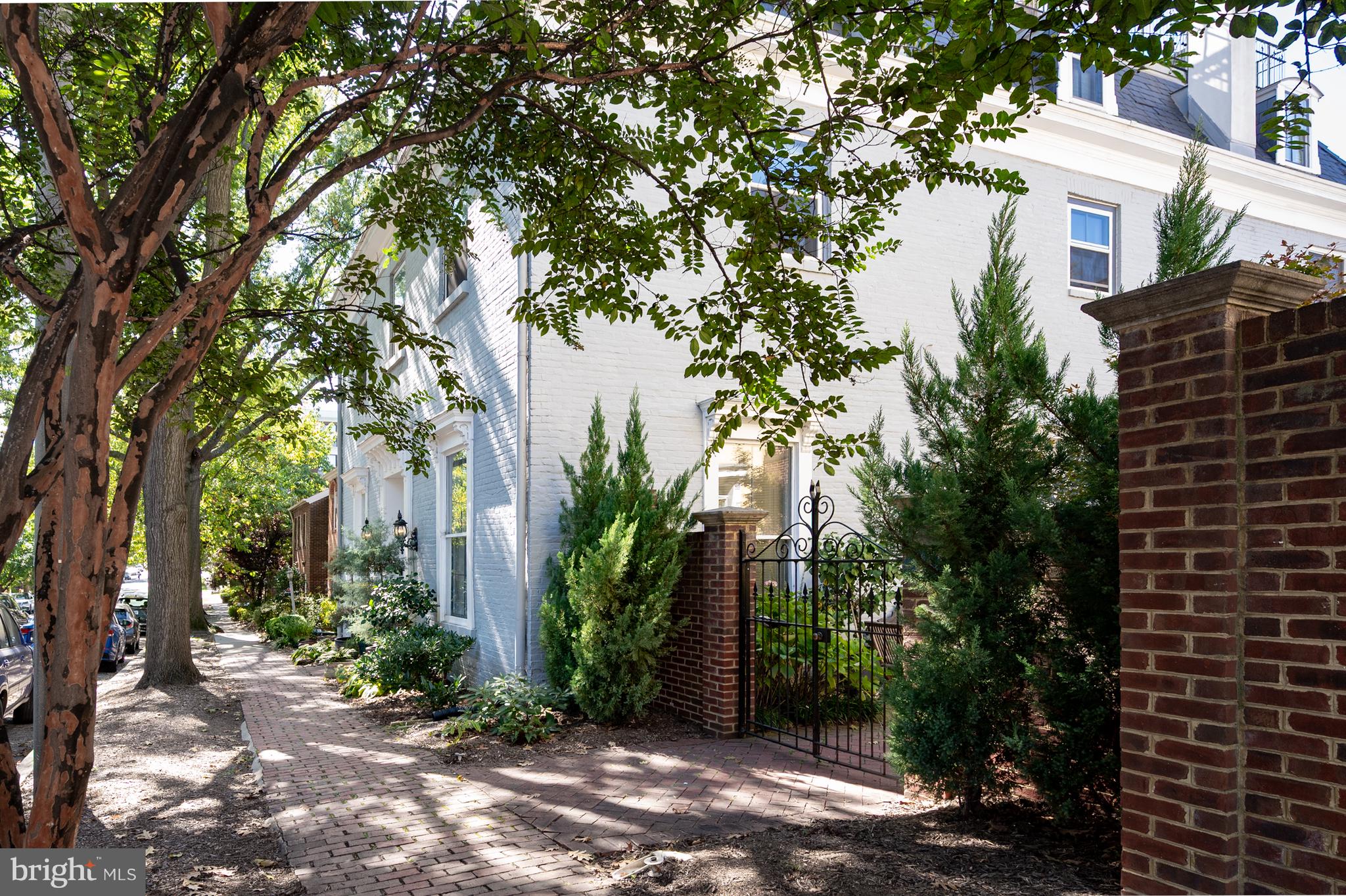 411 S COLUMBUS STREET 8