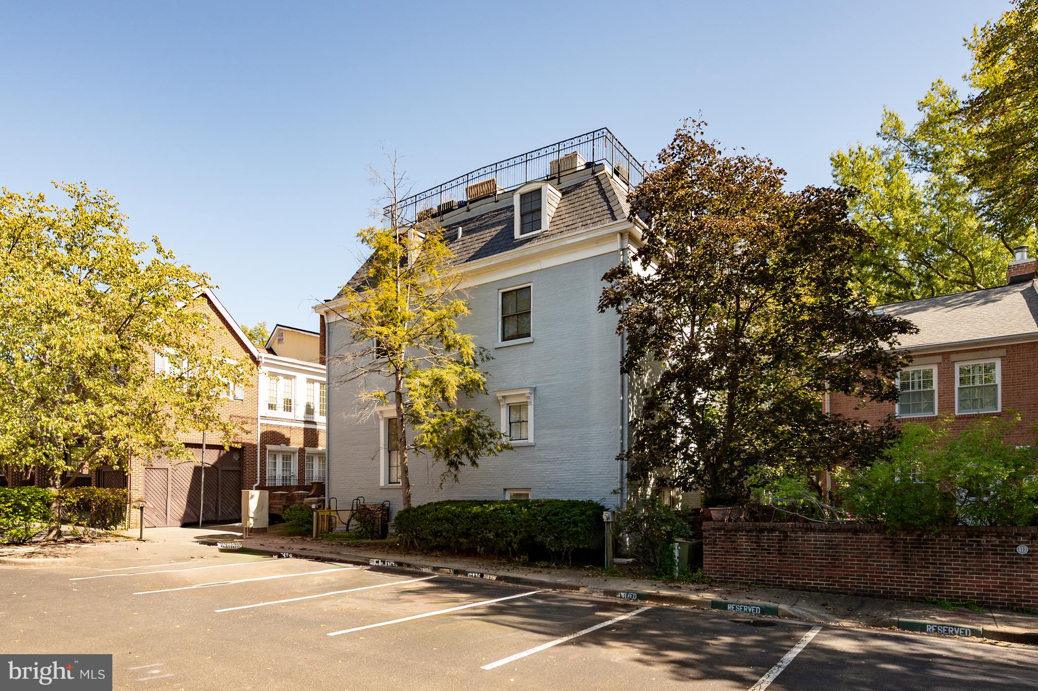 411 S COLUMBUS STREET 8