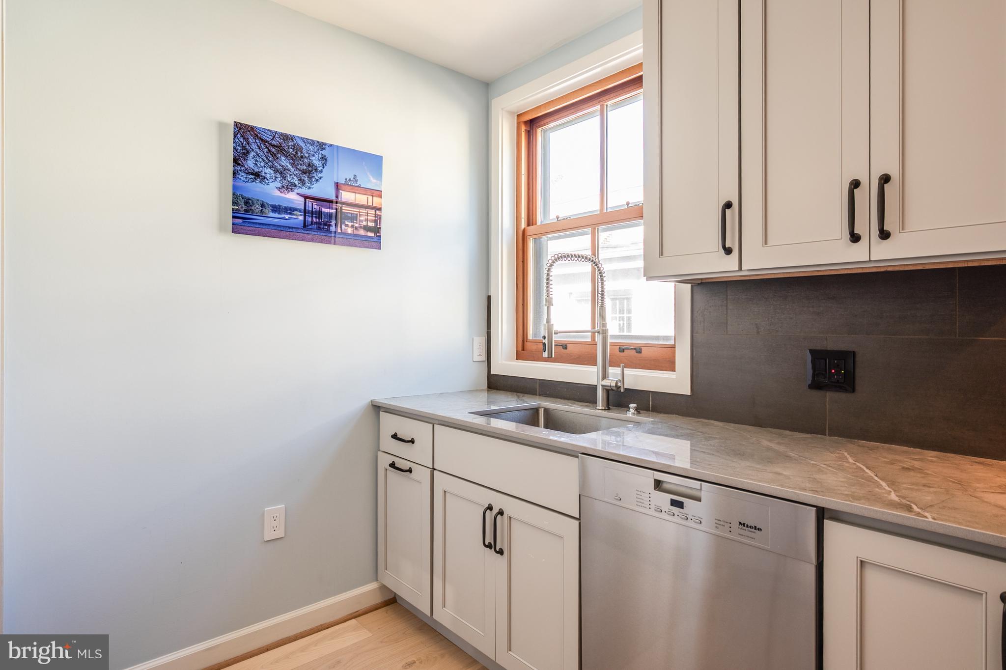 411 S COLUMBUS STREET 8