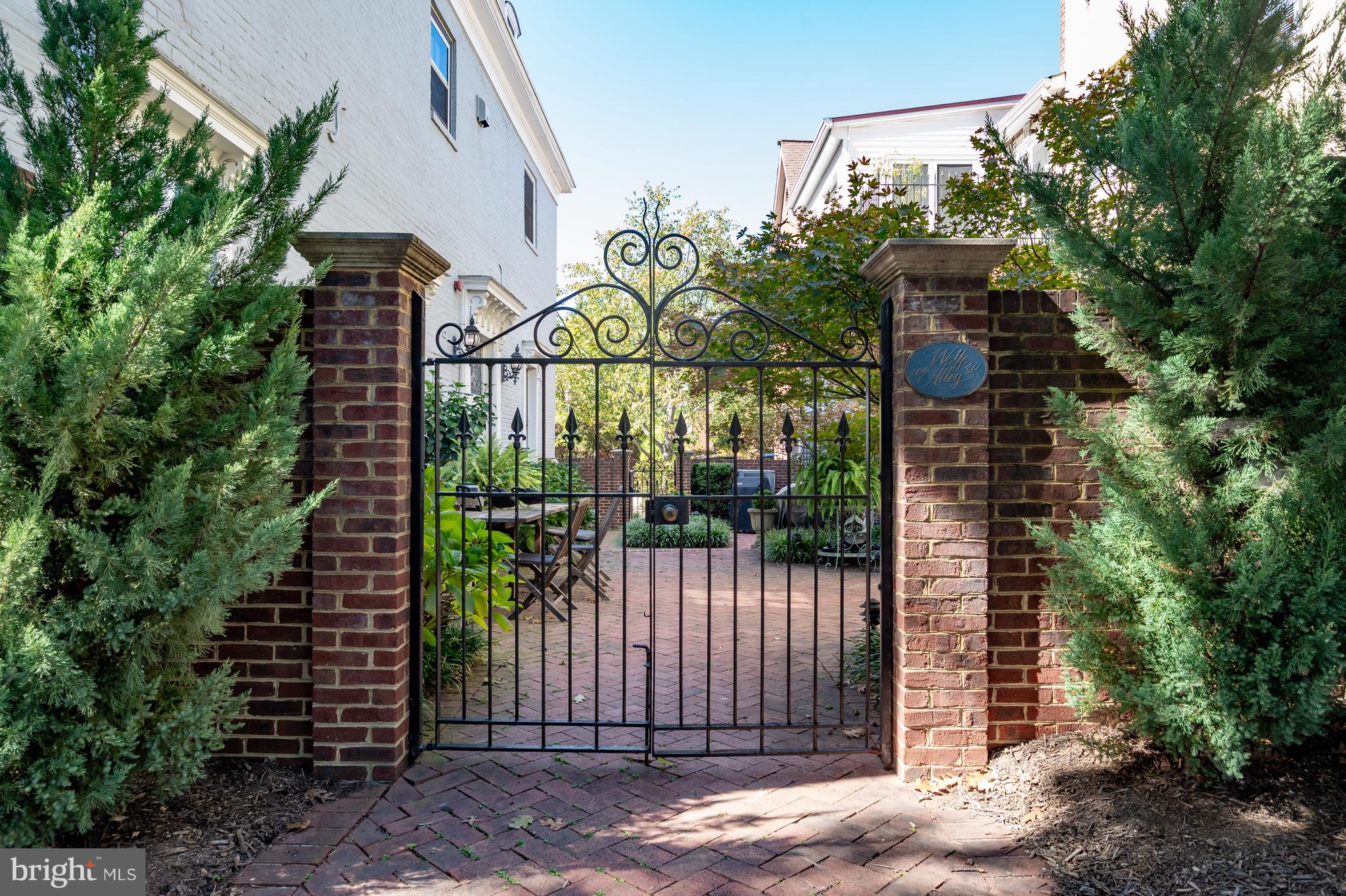 411 S COLUMBUS STREET 8