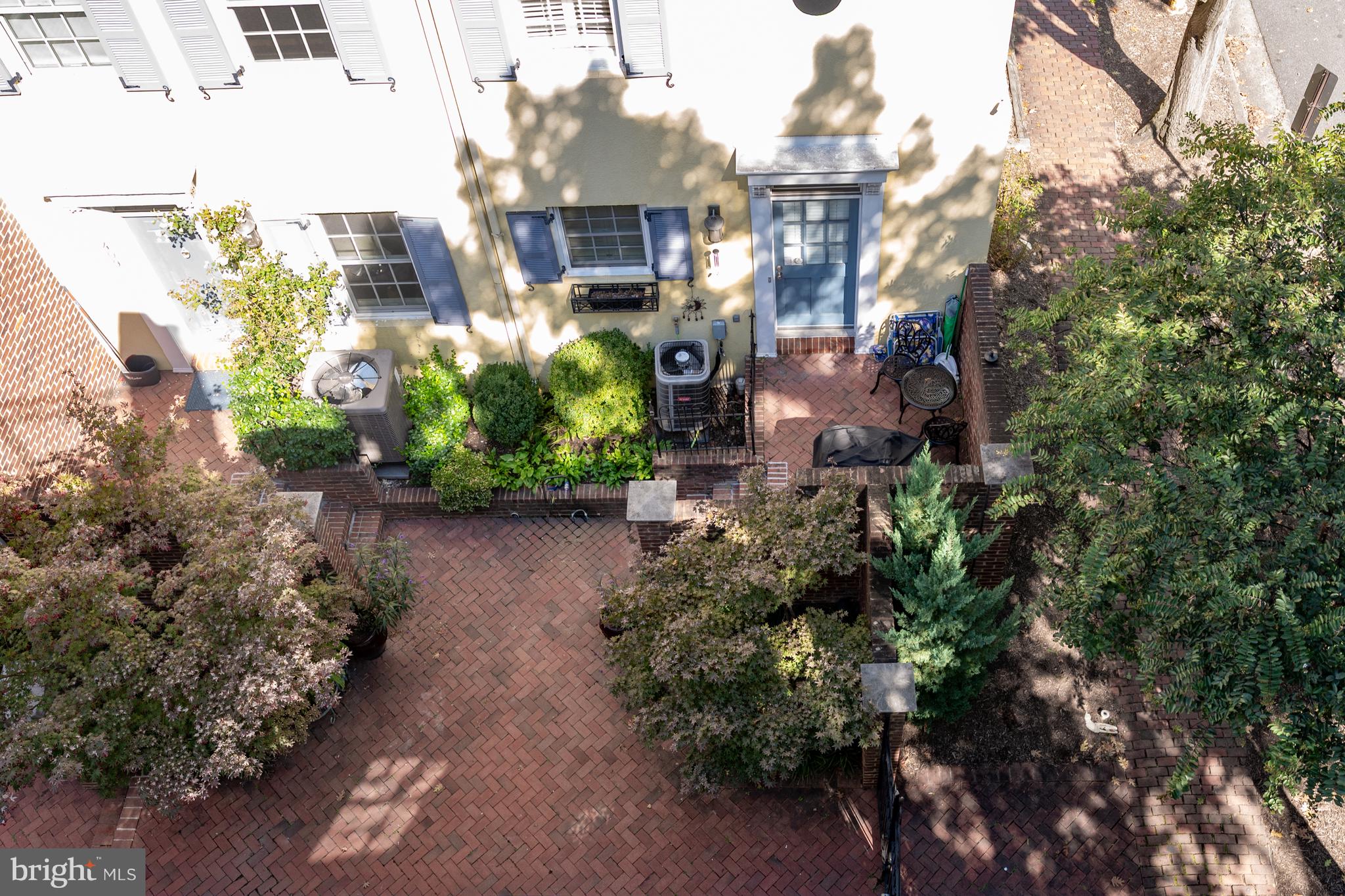 411 S COLUMBUS STREET 8