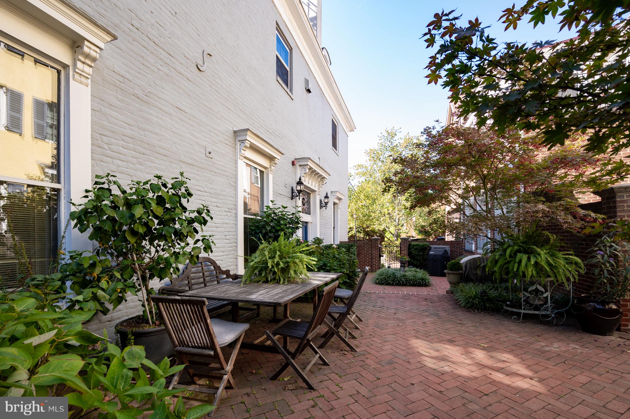 411 S COLUMBUS STREET 8