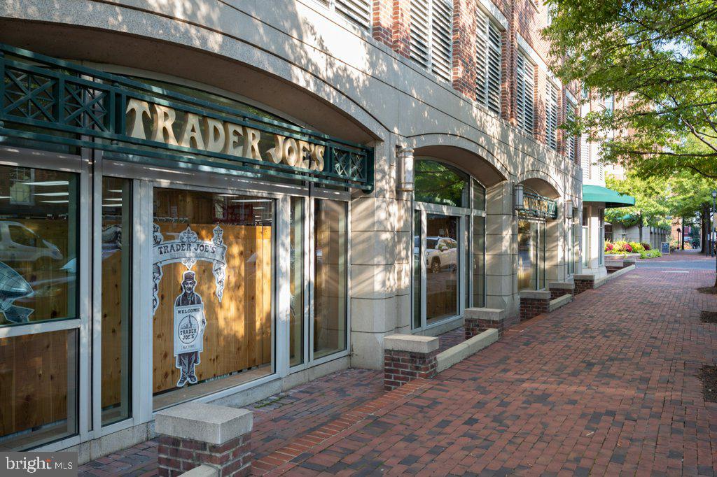 411 S COLUMBUS STREET 8