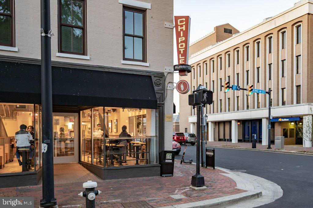 411 S COLUMBUS STREET 8