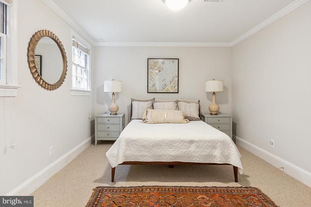 1306 BISHOP LANE
