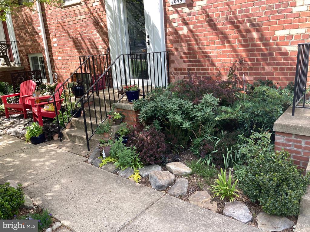 1649 FITZGERALD LANE